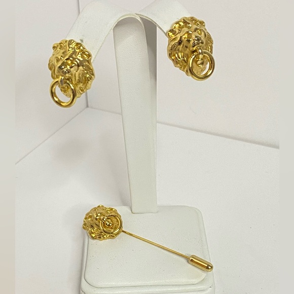 Jewelry - Elegant Gold Lion doorbell Vintage Stick Pin and earrings set